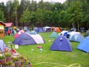 gepflegtes Grün überall auf dem Campingplatz