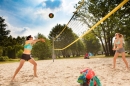 Beachvolleyball am weißen Sandstrand