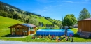 Spielplatz und Pool inmitten des Camping